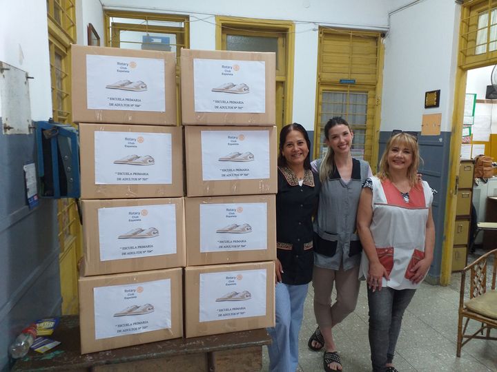 Donación de indumentaria a escuela primaria de adultos